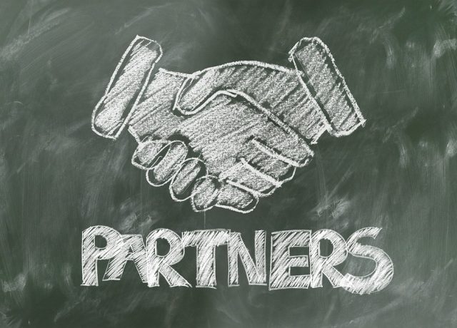 www.aqdlt.com App 权限管理界面截图，列出三项基础权限及开关状态，敏感权限显示为未申请，整体暗色暖棕配色